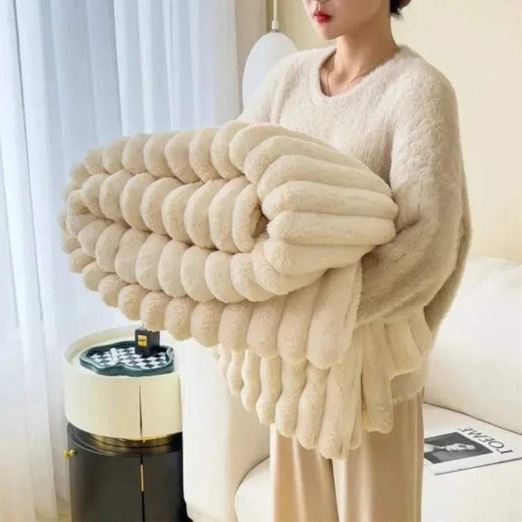 CloudLuxe Faux Fur Weighted Blanket – Lightweight Warmth with Elegant Stripes