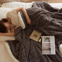 FrostHaven Winter Blanket – Lambswool & Fleece, Extra Soft & Comfortably Warm